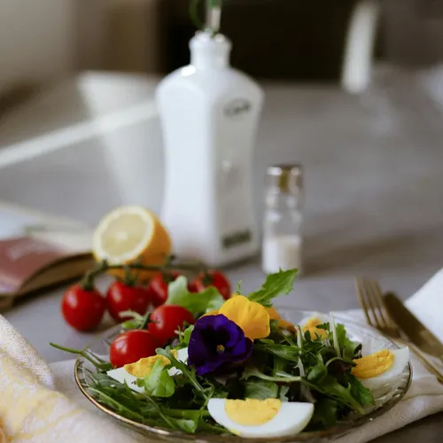 Salade de roquette, œufs durs et magret de canard