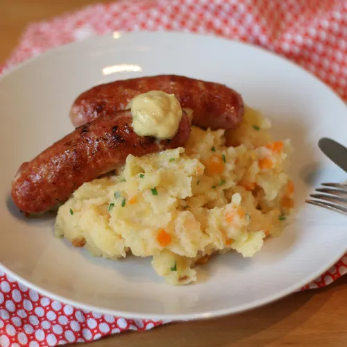 Saucisse purée réconfortante et sauce au vin rouge