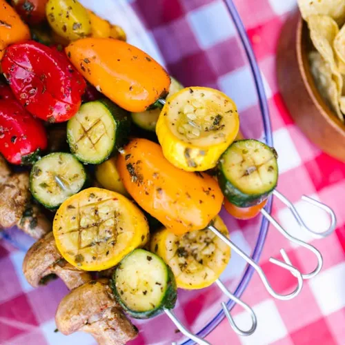 Brochettes de légumes marinés