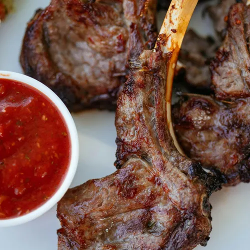 Côtelettes d'agneau marinées au barbecue 