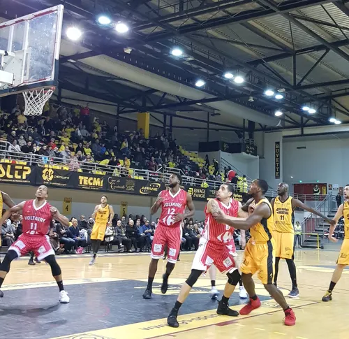 Basketball: FosProB VS Denain: Une victoire très sportive pour les...