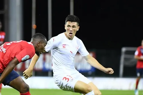 Football - Nîmes : Buades prolonge.