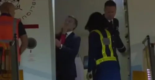 [ POLITIQUE ] Geste surprenant de Brigitte Macron envers le...