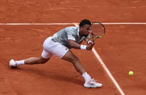 [ TENNIS  ] Roland-Garros : Arthur Fils franchit un cap et se...