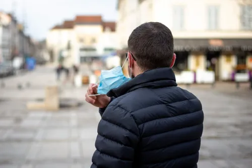 [ SOCIÉTÉ / SANTÉ ]: Les restrictions sanitaires commencent à...