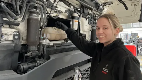 [ SOCIETE - FOS SUR MER ] Laia, reine de la mécanique poids-lourds...