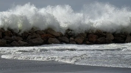 [ ENVIRONNEMENT - FRANCE ] Tsunami sur les côtes méditerranéennes...