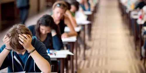 [ EDUCATION ] Baccalauréat 2025 : les candidats planchent sur...