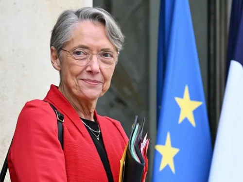 [ POLITIQUE - FRANCE ] Macron envisage un remaniement dans les...