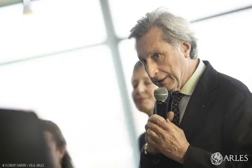 [ POLITIQUE - ARLES ] Patrick De Carolis souffrant, ne pourra pas...