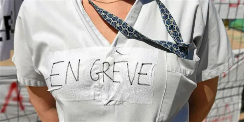 [ MANIFESTATION - CAMARGUE ] Les blouses blanches dans la rue...