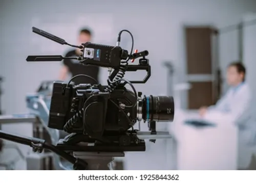 [ SOCIETE ] TOURNAGE EN COUR A MARTIGUES