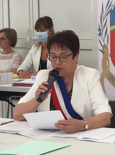 [ POLITIQUE ] Saint-Martin de Crau: La maire Mme Lexcellent apporte...