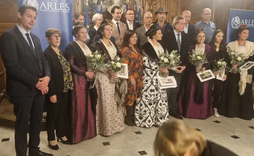 [ CULTURE ] La reine d'Arles présente son calendrier à la cour