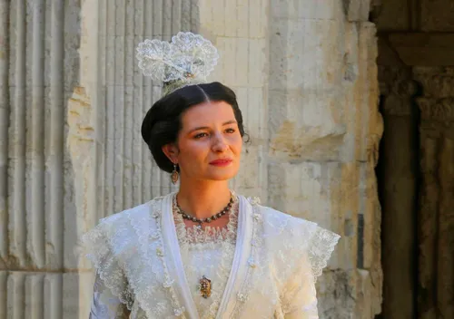 [ POLITIQUE - EUROPE ] Camille Hoteman, actuelle reine d'Arles se...