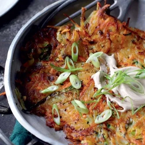 Rösti de pommes de terre et légumes