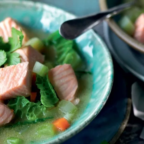 Soupe de saumon, pommes de terre et chou