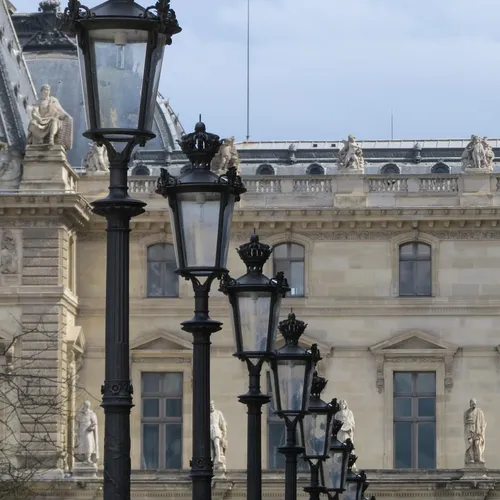Braquage au Louvre : l'enquête accélère, cinq suspects arrêtés
