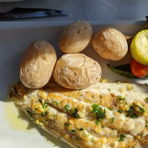 Plie grillée au beurre de citron et ail, tomates et pommes de terre...