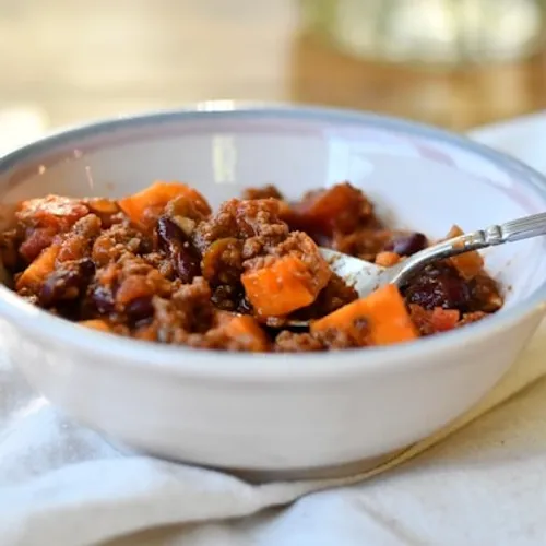 Chili à la viande hachée, haricots noirs et carottes