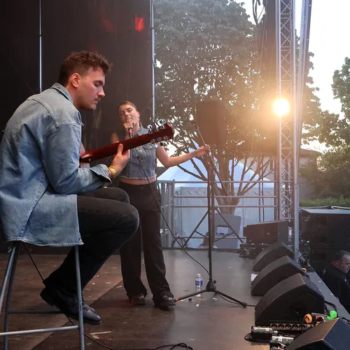 Maëlle sur la scène du Food Trucks Festival 86