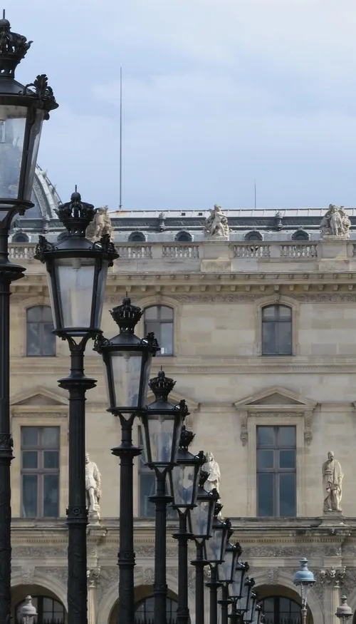 Braquage au Louvre : l'enquête accélère, cinq suspects arrêtés