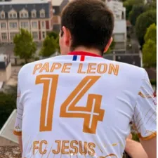 Un maillot de foot pour la venue du Pape Léon XIV