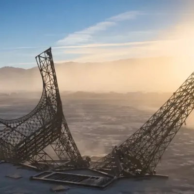 LA TOUR EIFFEL S’ÉCRASE DANS LE DÉSERT DU BURNING MAN