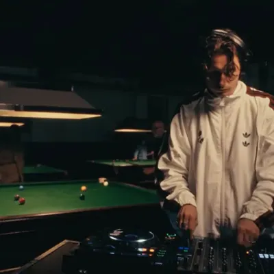 DJ SET DE BARRY CAN'T SWIM DANS UN… CLUB DE BILLARD !