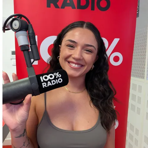 Victoria chante dans le spectacle RUN AWAY- sur 100%