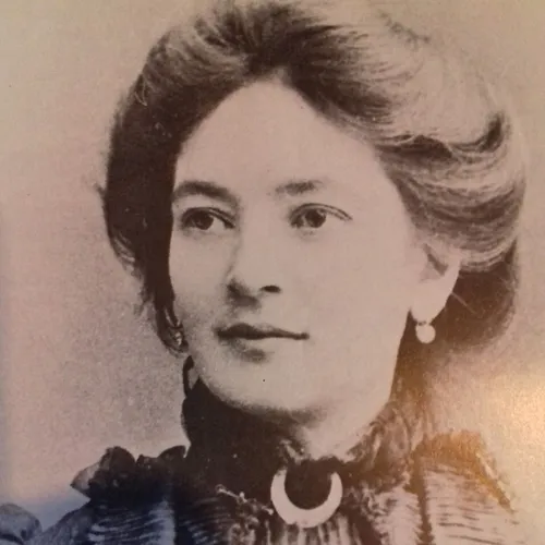 Maï la bretonne : fille de meunier devenue "Lady MOND". Découvrez...