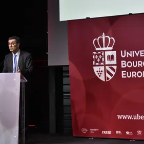 « On va être obligé de réduire le nombre d'étudiants et de postes »...