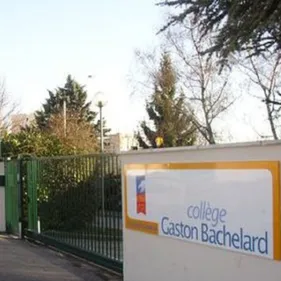 Une mobilisation devant le collège Gaston Bachelard sur les...