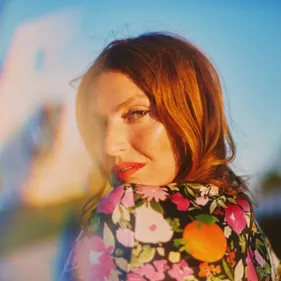 L’une des chanteuses du duo Brigitte en concert à la Vapeur