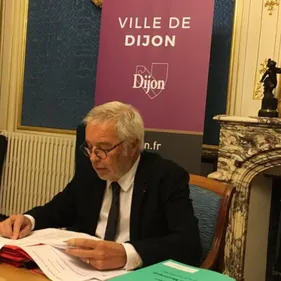 François Rebsamen confirme la reprise du parc des expos par "GL...