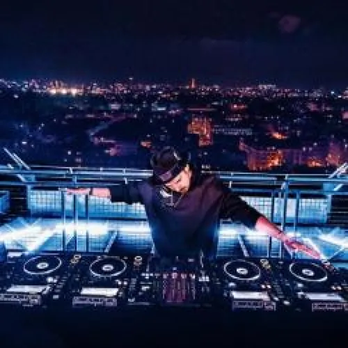 HAPPY HOUR DJ : MICHAEL CANITROT