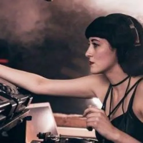 HAPPY HOUR DJ : NATASHA KITTY KAT