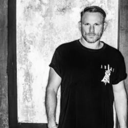 HAPPY HOUR DJ : MARK KNIGHT