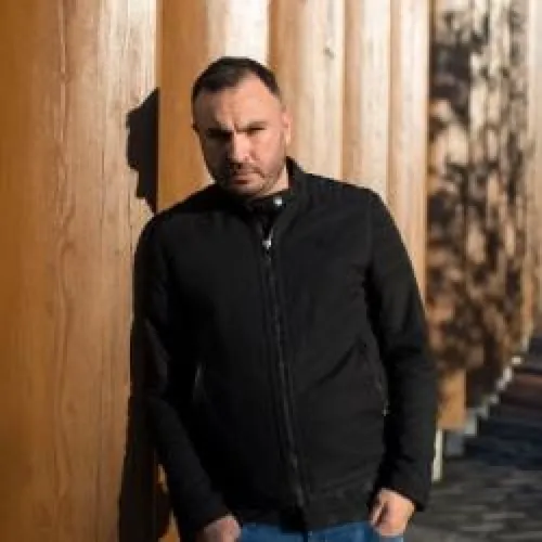 HAPPY HOUR DJ : DEAN MICKOSKI