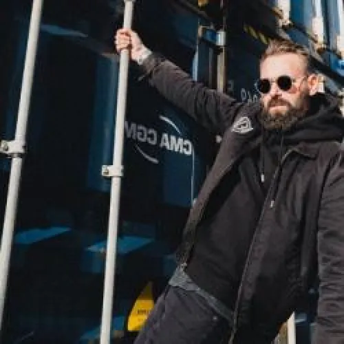 HAPPY HOUR DJ : ALEKS CAMERON