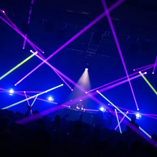 TECHNOLOGIE ET VISUELS DANS LES SHOWS DE DJ