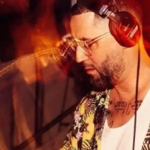 HAPPY HOUR DJ : SAM KARLSON