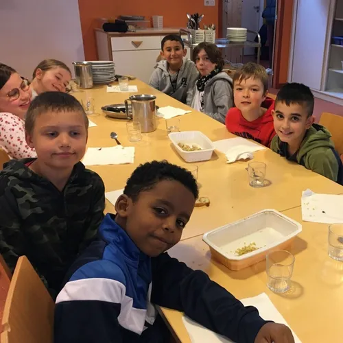 Des élèves dijonnais ont dégusté de la cuisine grecque à la cantine