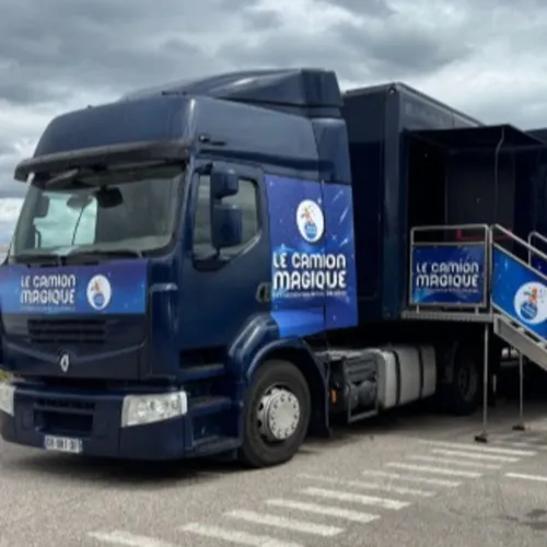 Le Camion Magique de l'Association Petits Princes.