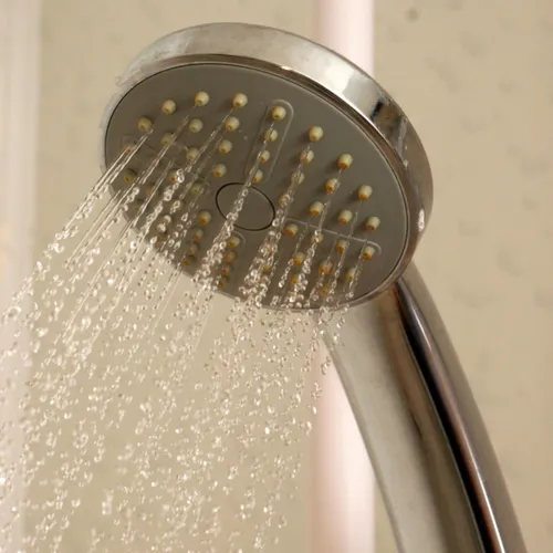 Pourquoi vaut-il mieux éviter de prendre une douche très chaude...
