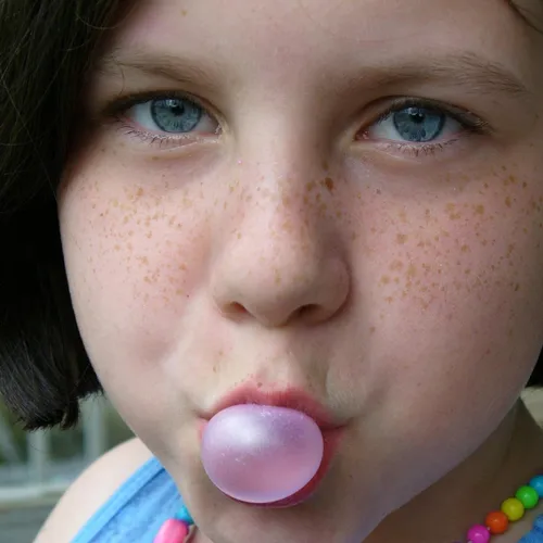 Mâcher un chewing-gum pour éviter les caries, ça marche vraiment ou...