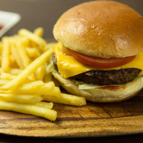 Pourquoi a-t-on encore faim après avoir mangé dans un fast-food ?