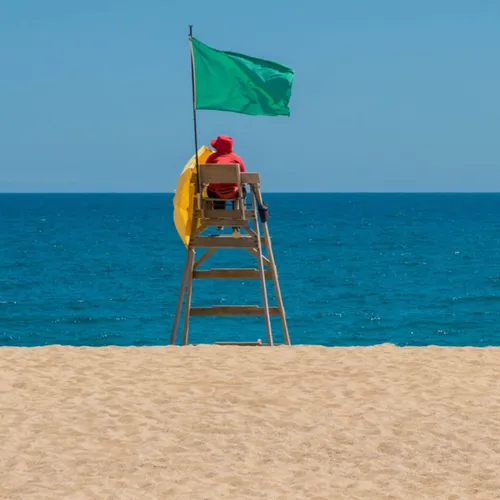La signification des drapeaux sur les plages