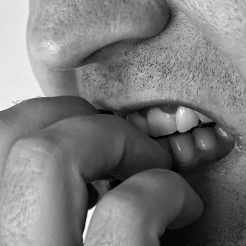Pourquoi nous rongeons-nous les ongles ?