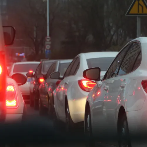 Pourquoi c'est toujours la file d'à-côté qui avance plus vite ?